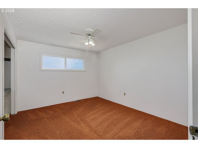 19151 Se VENEER Ln, Sandy, OR 97055