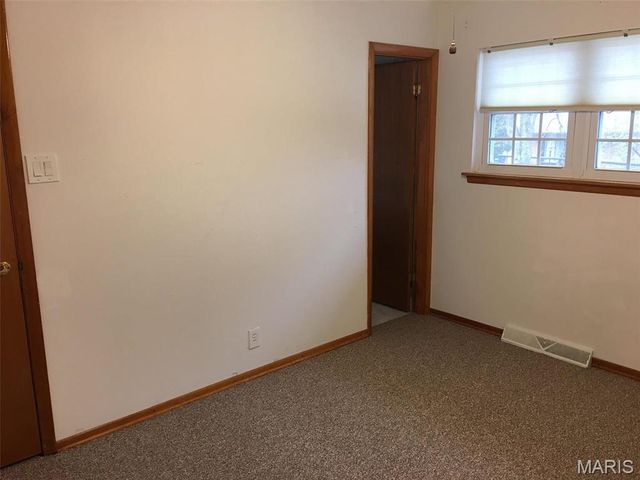 3015 Copenhagen Drive, St Louis, MO 63125