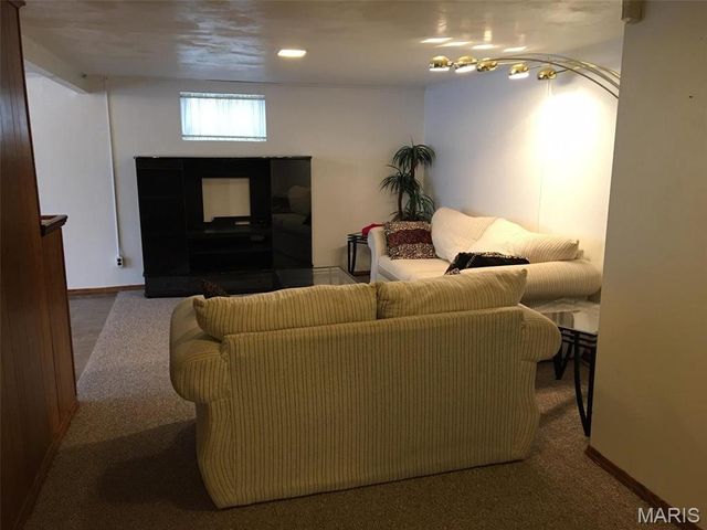 3015 Copenhagen Drive, St Louis, MO 63125