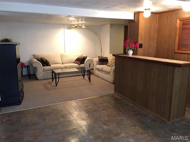 3015 Copenhagen Drive, St Louis, MO 63125