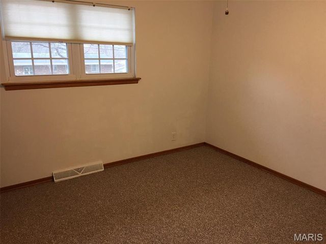 3015 Copenhagen Drive, St Louis, MO 63125