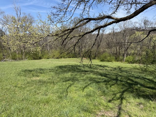 20 Fly Rd, Santa Fe, TN 38482