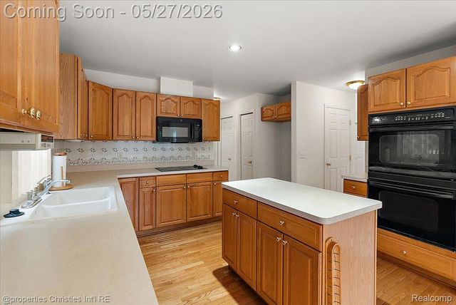 47274 Hunters Park Drive, Plymouth Charter Township, MI 48170