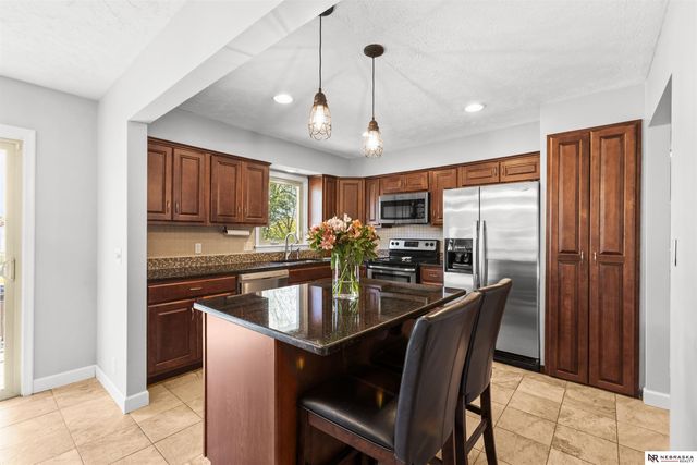 12118 Erskine Circle, Omaha, NE 68164
