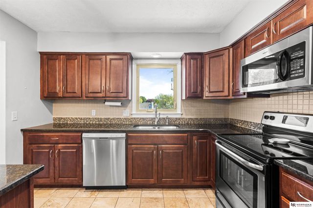 12118 Erskine Circle, Omaha, NE 68164