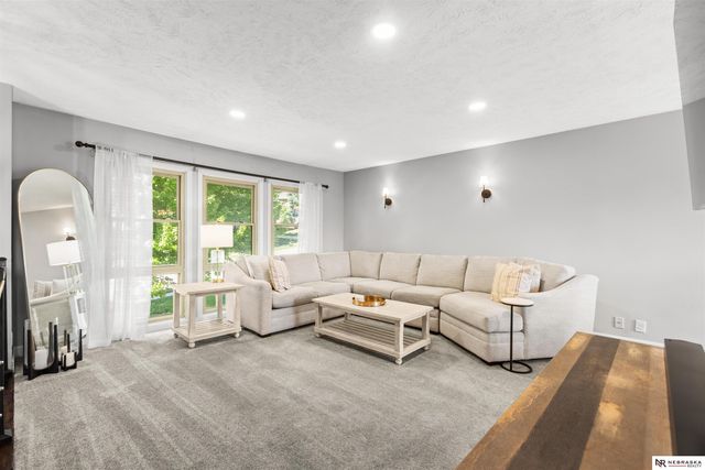 12118 Erskine Circle, Omaha, NE 68164