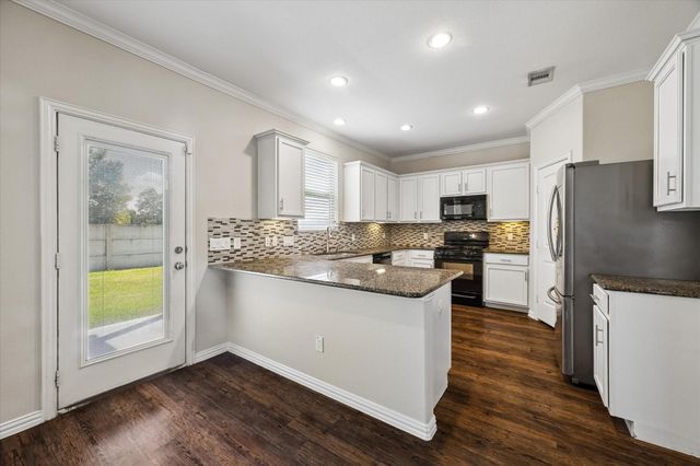 660 Oak Circle Drive E, Conroe, TX 77301