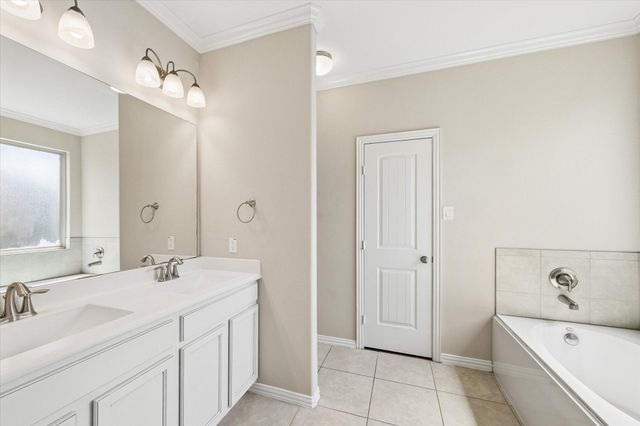 660 Oak Circle Drive E, Conroe, TX 77301