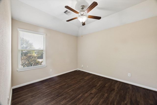 660 Oak Circle Drive E, Conroe, TX 77301