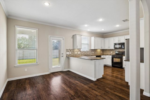 660 Oak Circle Drive E, Conroe, TX 77301