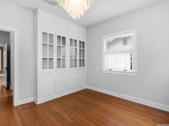 2141 W Magnolia Avenue, San Antonio, TX 78201