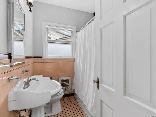 2141 W Magnolia Avenue, San Antonio, TX 78201