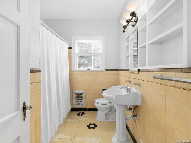 2141 W Magnolia Avenue, San Antonio, TX 78201