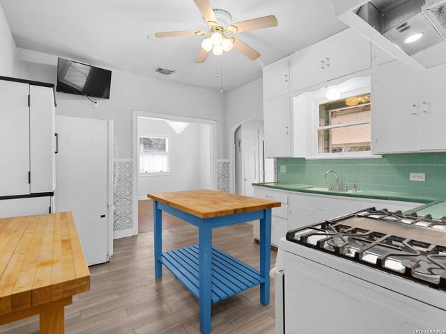 2141 W Magnolia Avenue, San Antonio, TX 78201