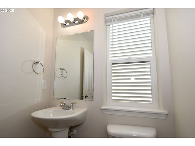 1381 Ne KINNEY St, Hillsboro, OR 97124