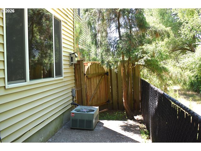 1381 Ne KINNEY St, Hillsboro, OR 97124