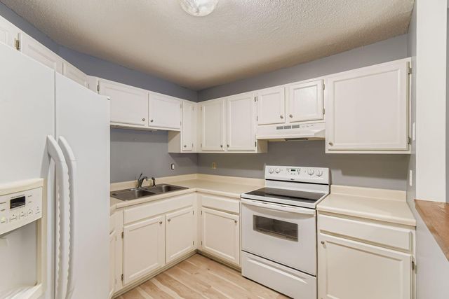 6500 Woodlake Drive 401, Richfield, MN 55423