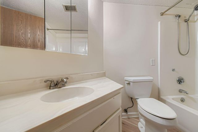 6500 Woodlake Drive 401, Richfield, MN 55423