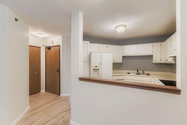 6500 Woodlake Drive 401, Richfield, MN 55423