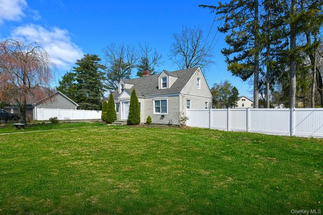 86 Horton Place, Syosset, NY 11791