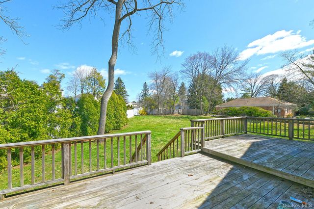 86 Horton Place, Syosset, NY 11791