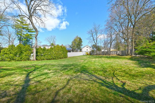 86 Horton Place, Syosset, NY 11791