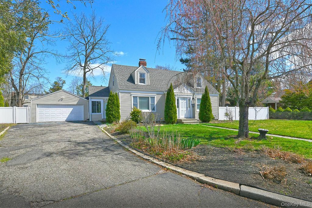 86 Horton Place, Syosset, NY 11791