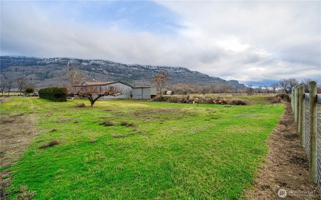 12 Moonlight Drive, Oroville, WA 98844