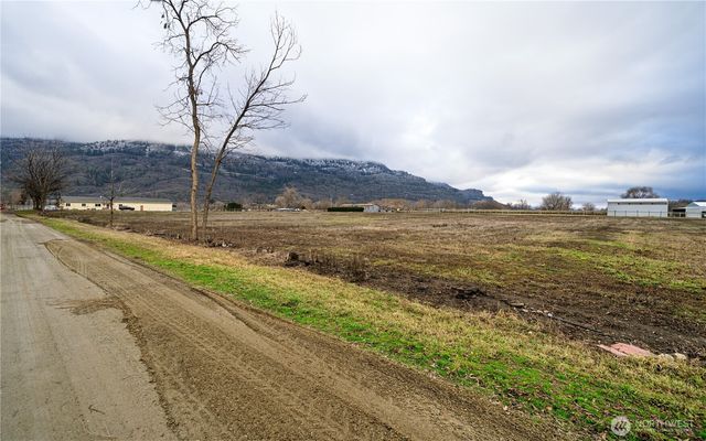 12 Moonlight Drive, Oroville, WA 98844