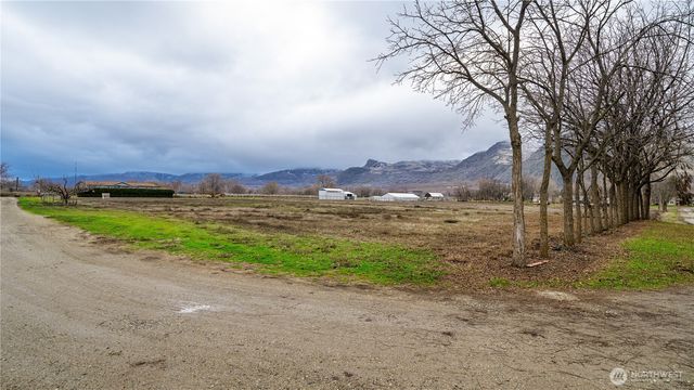 12 Moonlight Drive, Oroville, WA 98844