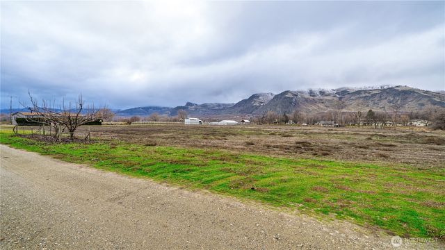 12 Moonlight Drive, Oroville, WA 98844