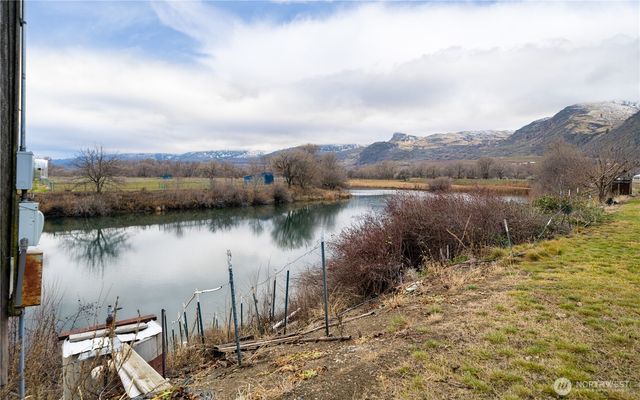 12 Moonlight Drive, Oroville, WA 98844