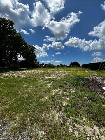 2710 NW 4th PL, Cape Coral, FL 33993