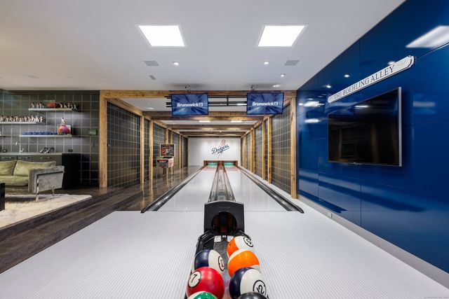 865 Hollow Tree Ridge Road, Darien, CT 06820