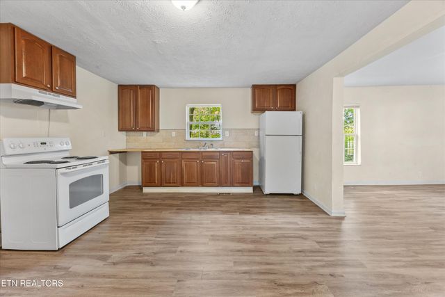 5728 N Broadway St, Knoxville, TN 37918