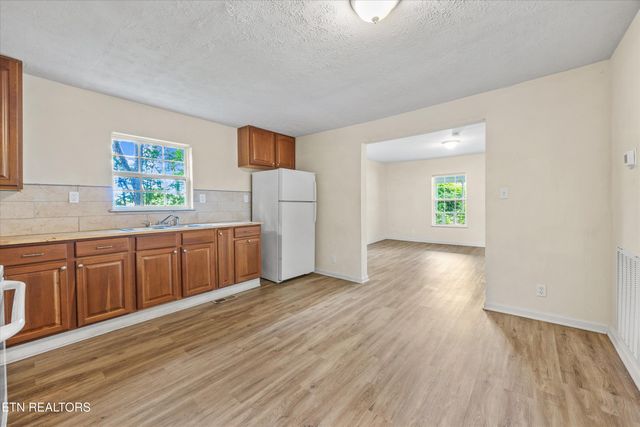 5728 N Broadway St, Knoxville, TN 37918