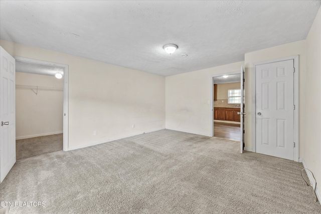 5728 N Broadway St, Knoxville, TN 37918