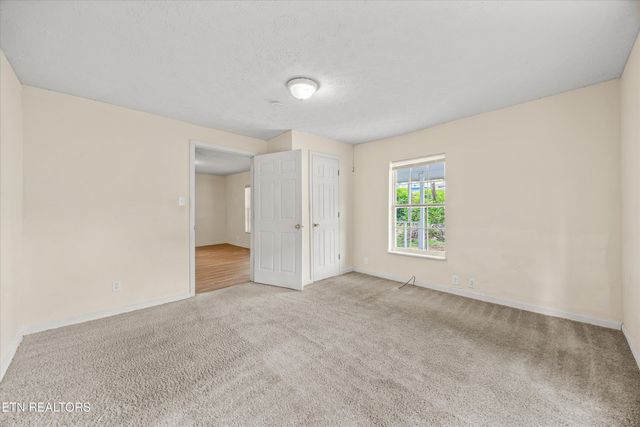 5728 N Broadway St, Knoxville, TN 37918