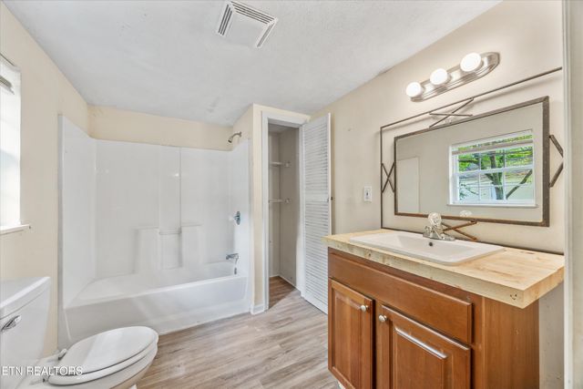 5728 N Broadway St, Knoxville, TN 37918