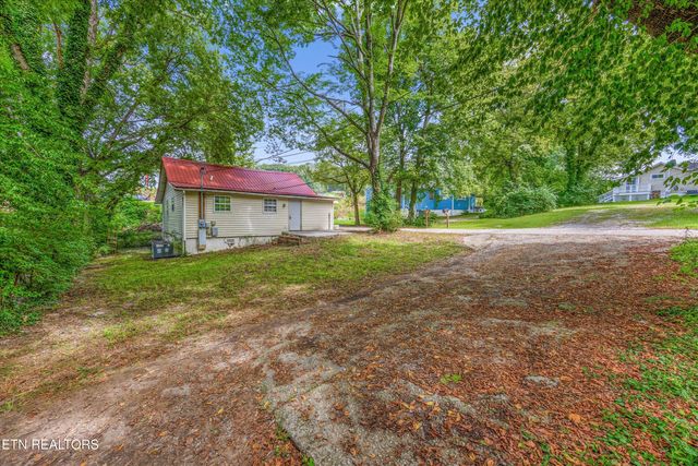 5728 N Broadway St, Knoxville, TN 37918