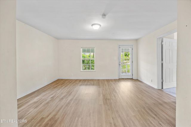 5728 N Broadway St, Knoxville, TN 37918