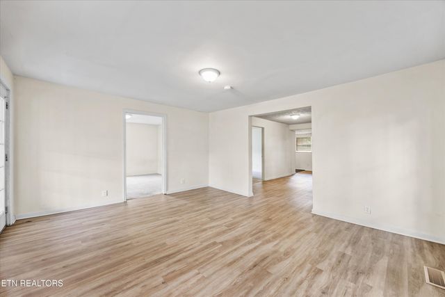 5728 N Broadway St, Knoxville, TN 37918