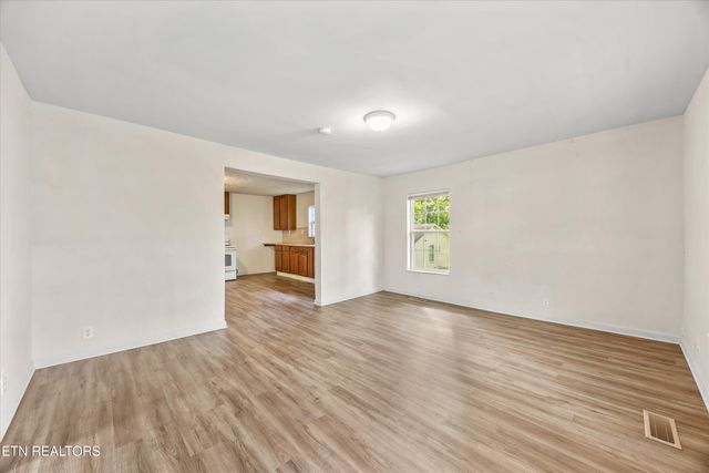 5728 N Broadway St, Knoxville, TN 37918