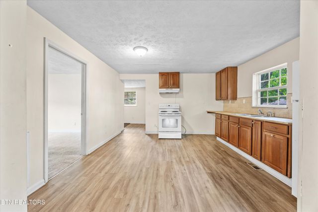 5728 N Broadway St, Knoxville, TN 37918