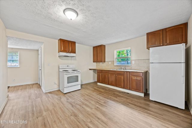 5728 N Broadway St, Knoxville, TN 37918
