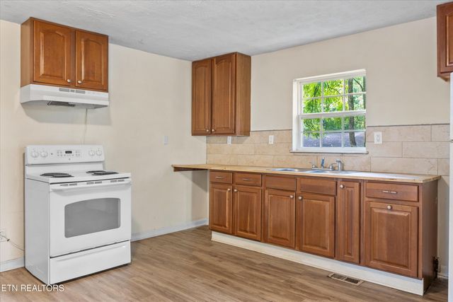 5728 N Broadway St, Knoxville, TN 37918