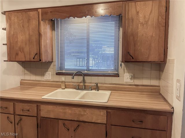 2110 Rockland Avenue, Belpre, OH 45714