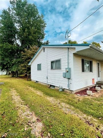2110 Rockland Avenue, Belpre, OH 45714