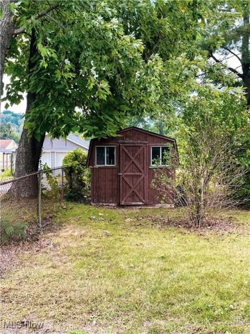 2110 Rockland Avenue, Belpre, OH 45714