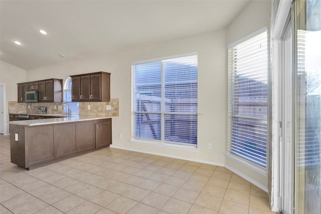 832 Pebblecreek Drive, Burleson, TX 76028